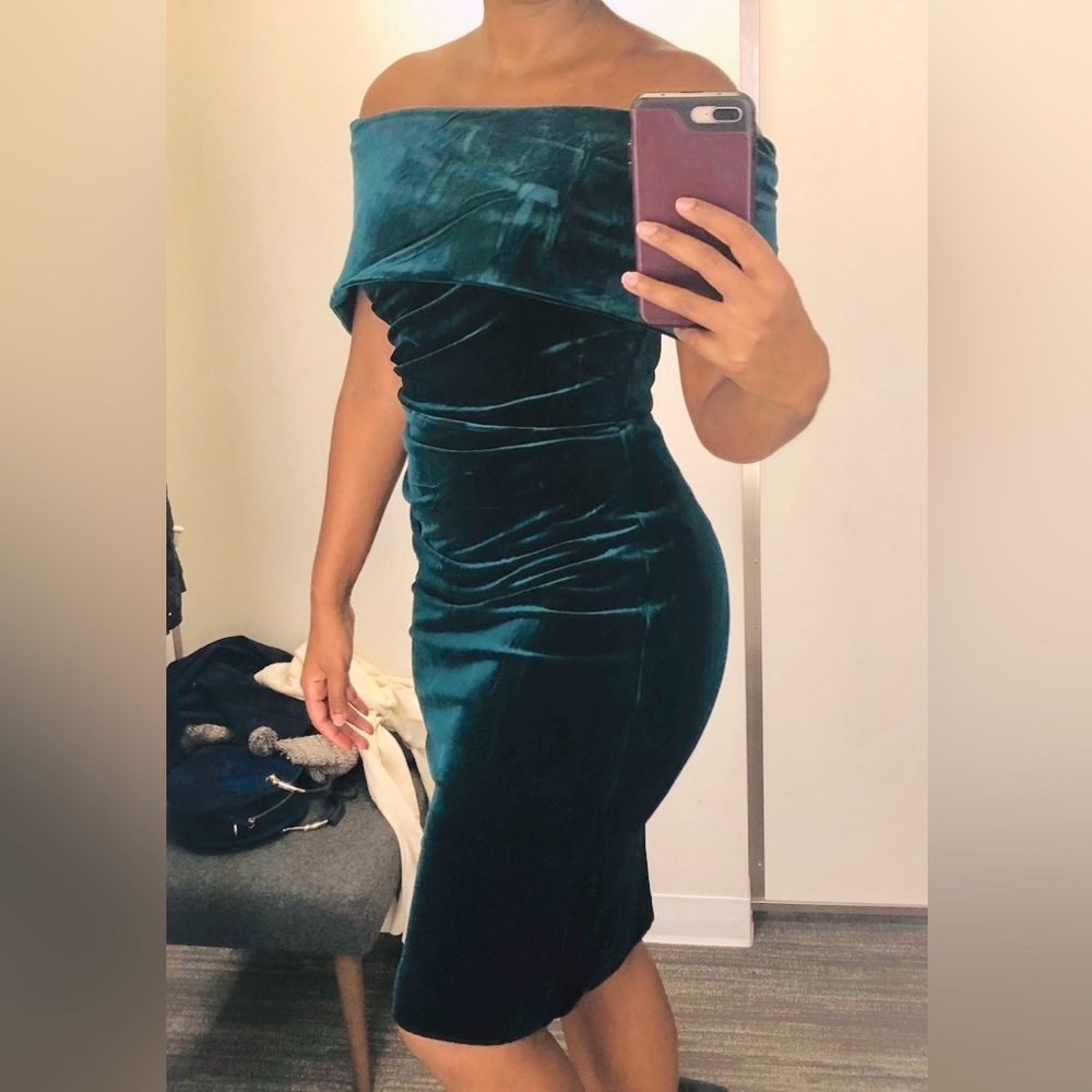 Vince Camuto Ruched Off the Shoulder Velvet Cocktail Dress. Size 8.